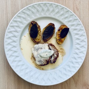 Grenadin de veau, sauce à la sauge et pommes de terre rôties au four